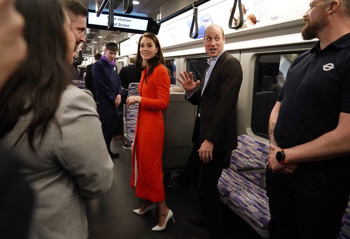 Kate Middleton și Prințul William în timp ce merg cu metroul Elizabeth Line