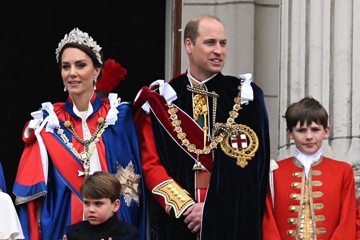 Kate Middleton alături de Prințul Louis, și Prințul William la balconul Palatului Buckingham în ziua încoronării Regelui Cahrles