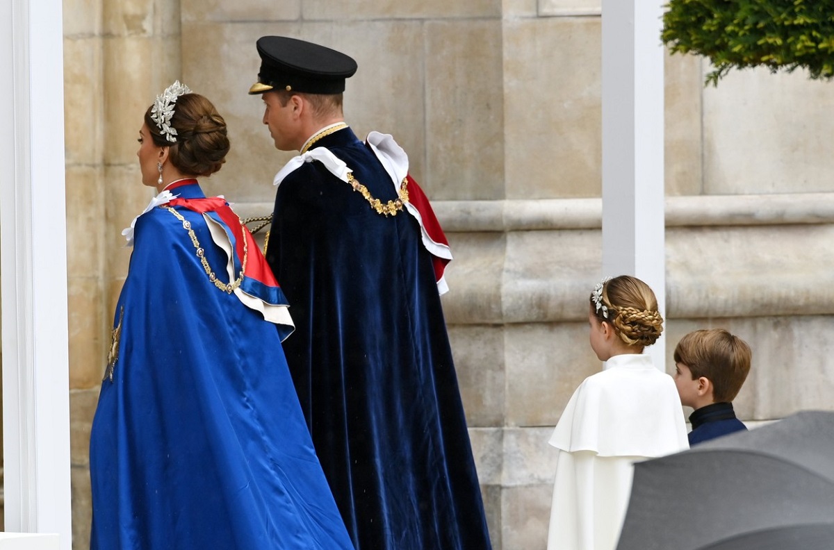 Prințul și Prințesa de Wales în timp ce intră în catedrala Westminster Abbey la încoronarea Regelui Charles