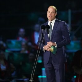 Prințul William, într-un costum albastru, a ținut un discurs pentru Regele Charles