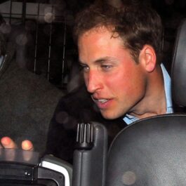 Prințul William, în mașină, la ieșirea dintr-un club