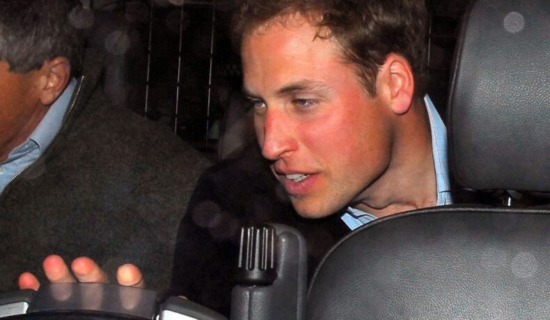 Prințul William, în mașină, la ieșirea dintr-un club