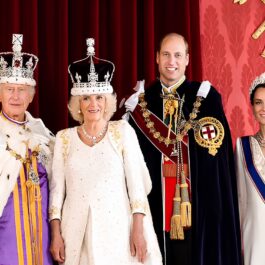 Regele Charles alături de Regina Camilla, Prințul William și Kate Middleton într-o fotografie realizată în timpul încoronării