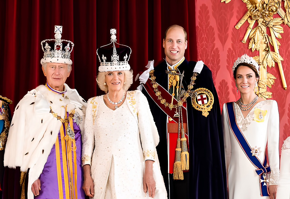 Regele Charles alături de Regina Camilla, Prințul William și Kate Middleton într-o fotografie realizată în timpul încoronării