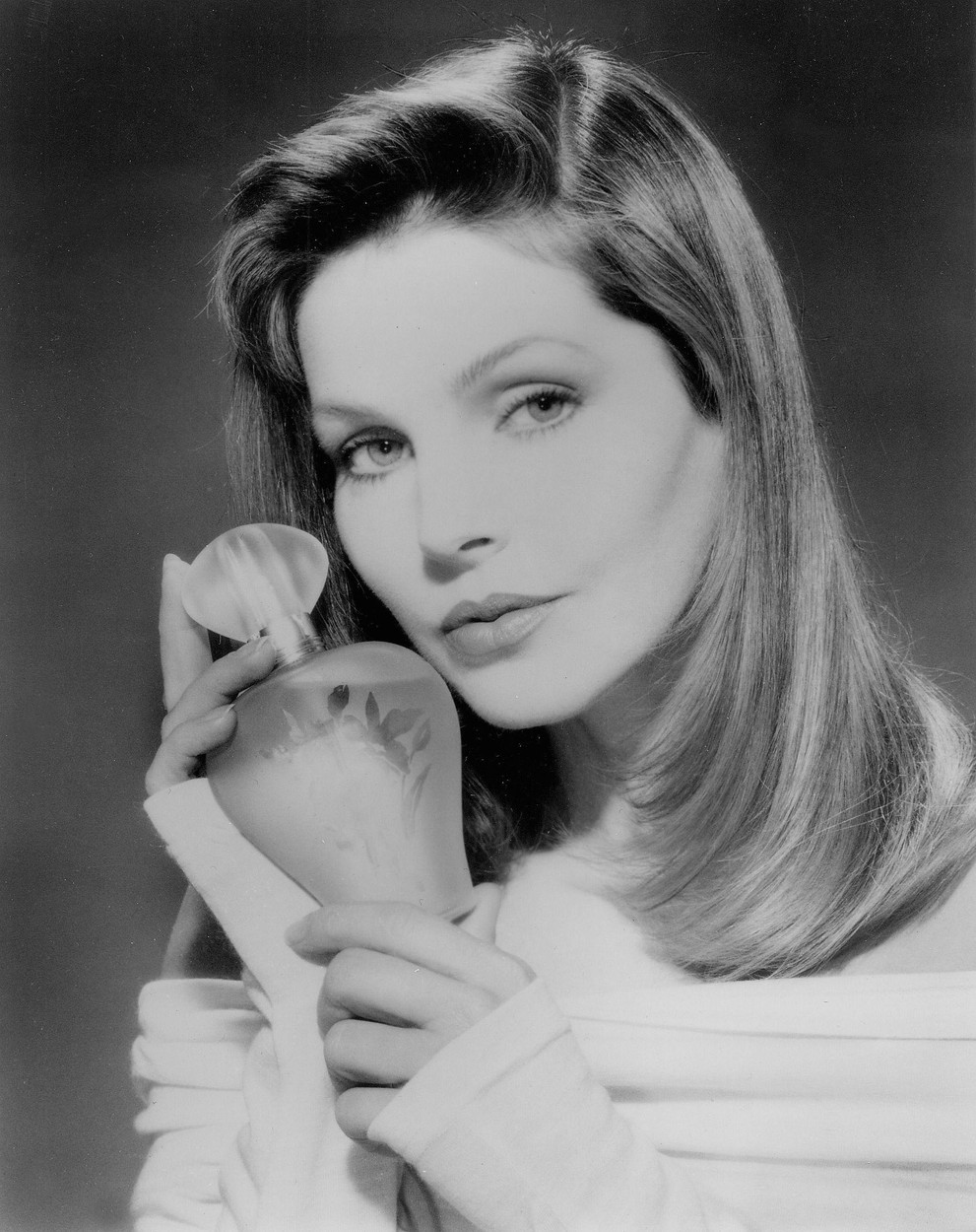 Priscilla Presley, în tinerețe, fotografiată în timp ce face reclamă unui parfum
