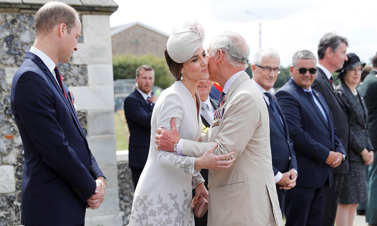 Kate Middleton și Regele Charles în timp ce se sărută pe obraz