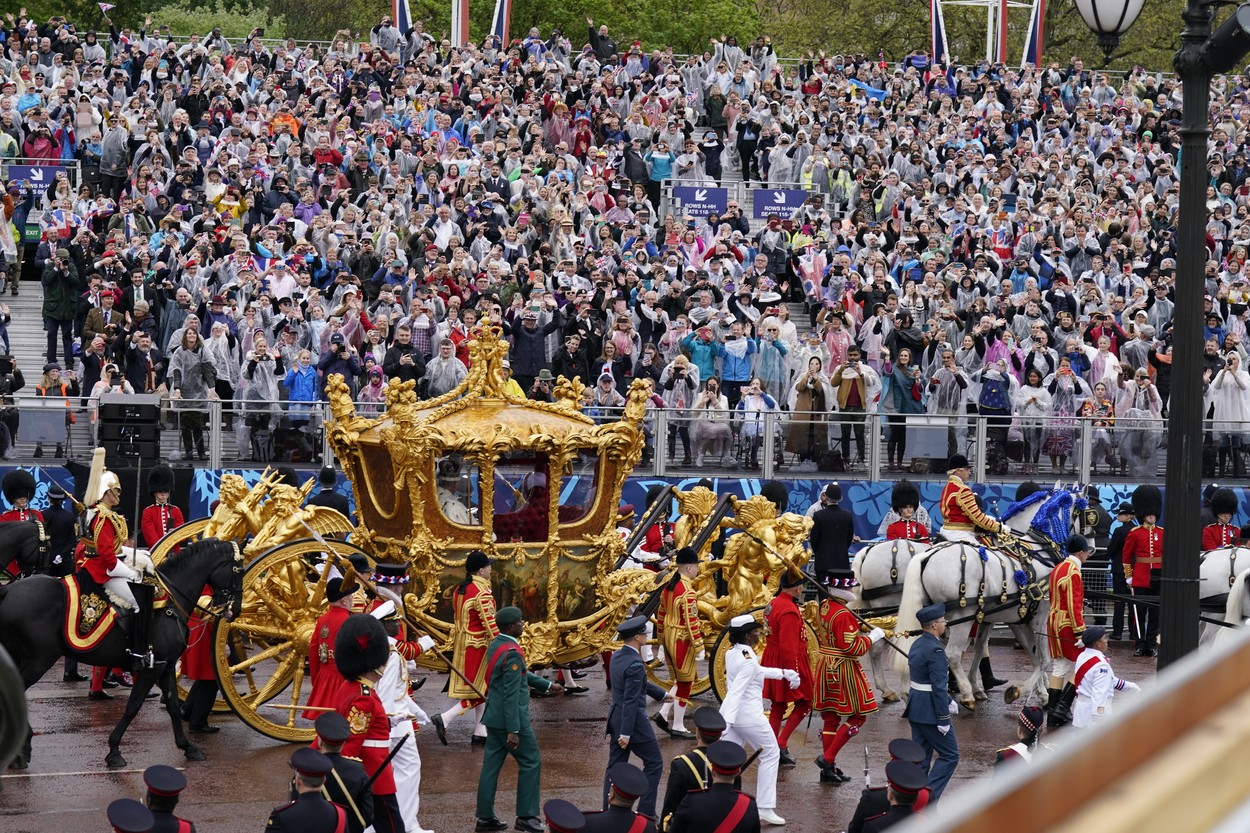 Regele Charles și Regina Camilla în caleașca regală de aur