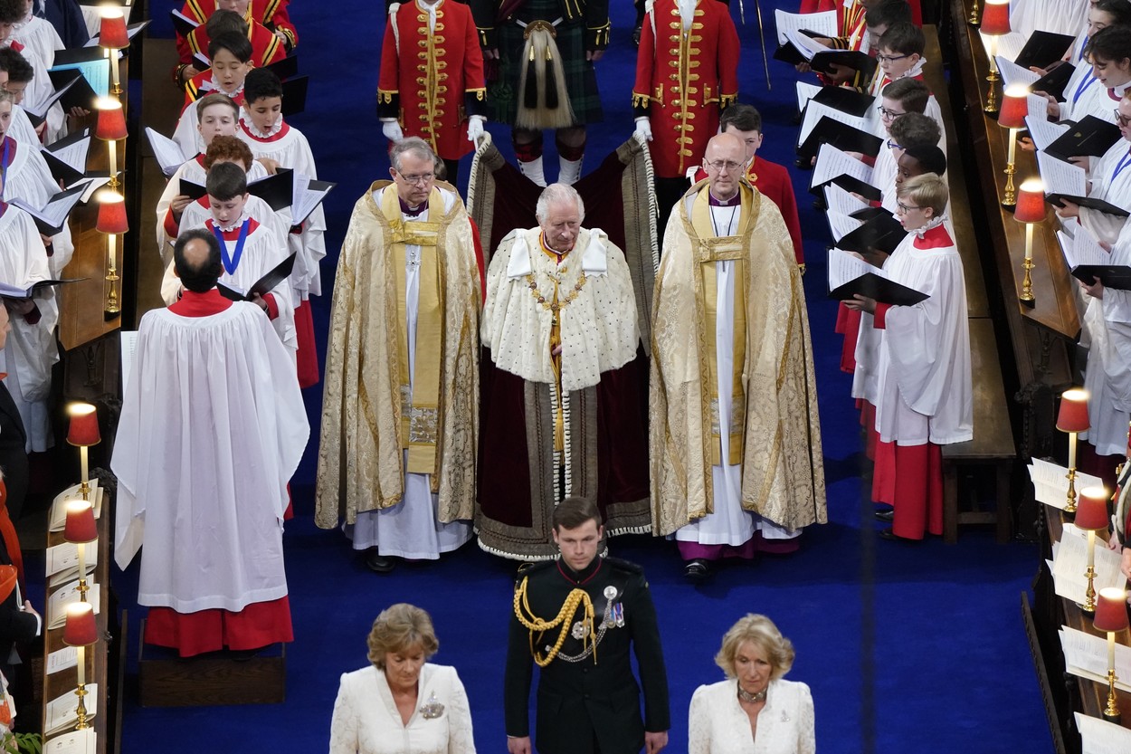 Regele Charles în Westminster Abbey, alături de preoți, în fața altarului