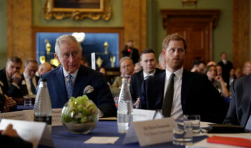 Regele Charles și Prințul Harry, la masă, la un eveniment