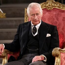 Regele Charles, îmbrăcat la costum negru, la deschiderea sesiunii din Parlamentul Britanic din septembrie 2022
