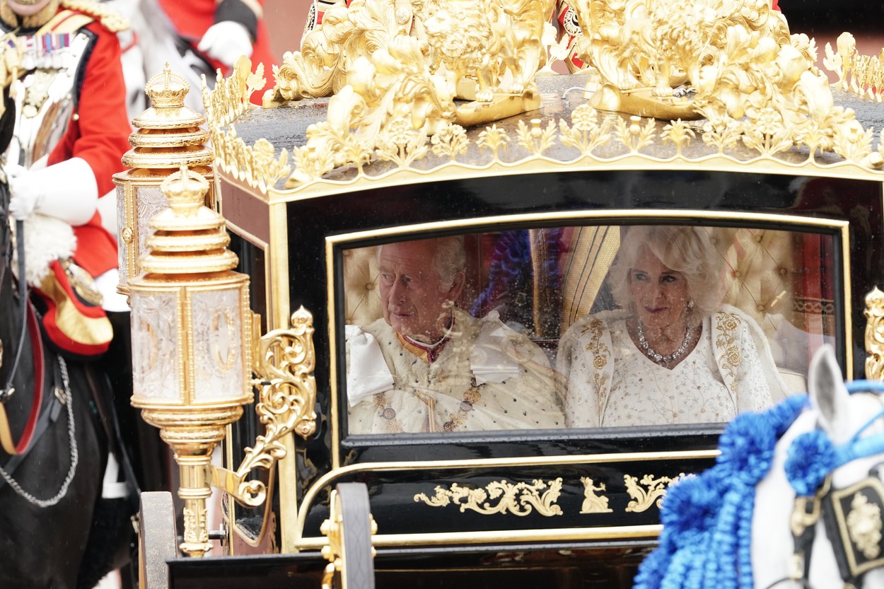 Regele Charles și Regina Camilla în caleașca din aur