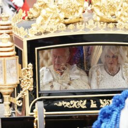 Charles și Camilla, în alb, pe drumul procesiunii