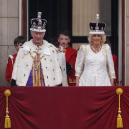 Regele Charles al III-lea a salutat mulțimea de la balconul Palatului Buckingham alături de soția sa, Regina Camilla