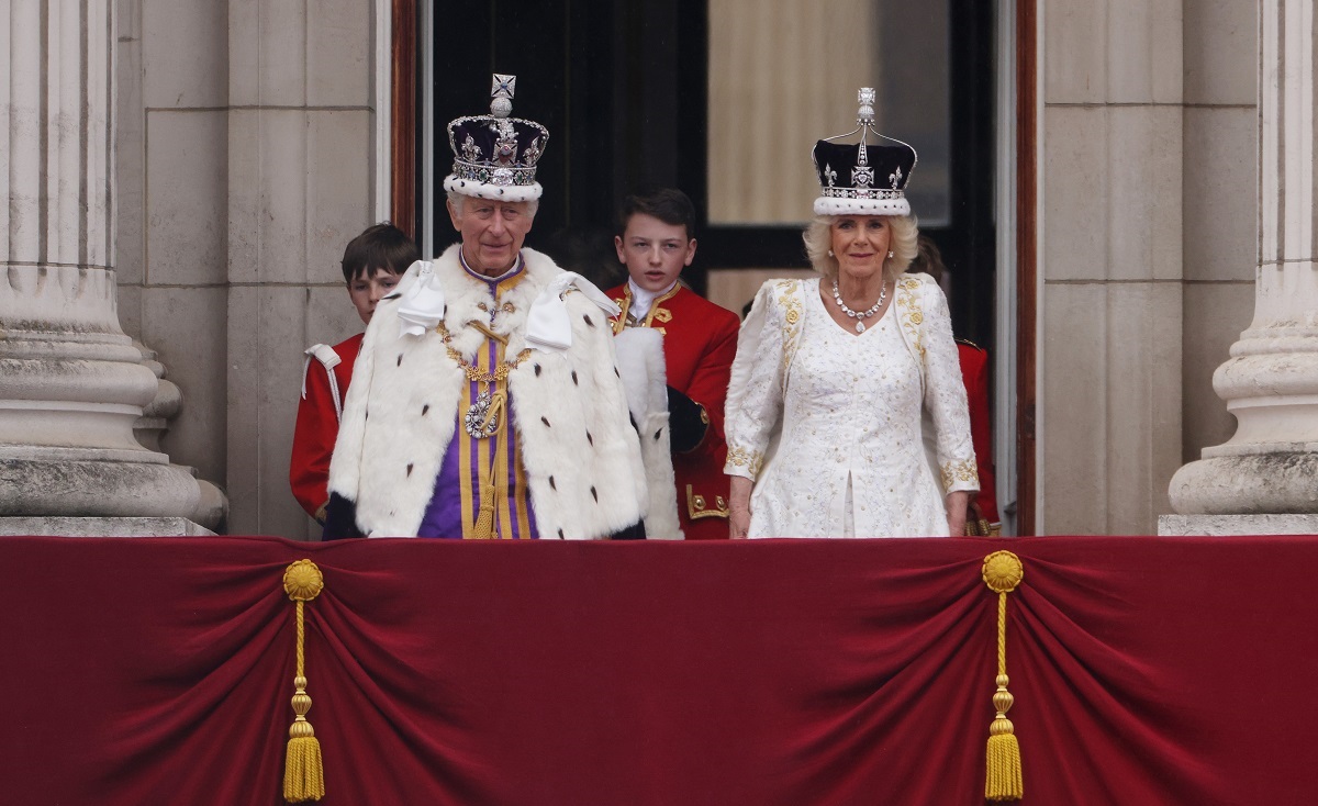 Regele Charles al III-lea a salutat mulțimea de la balconul Palatului Buckingham alături de soția sa, Regina Camilla