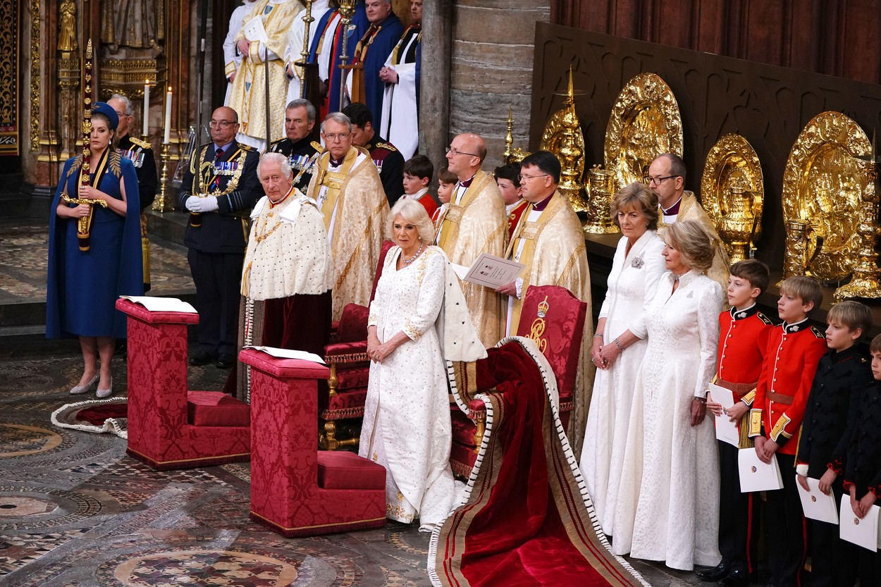 Regele și Regina Angliei, în fața altarului, alături de preoții care țin ceremonia de încoronare