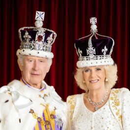 Regele și Regina Marii Britanii, într-un portret oficial, după încoronare