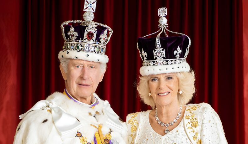 Regele și Regina Marii Britanii, într-un portret oficial, după încoronare