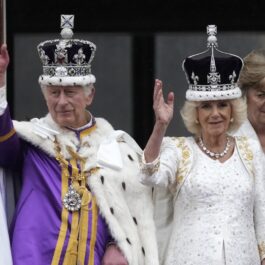 Regele Charles al III-lea alături de Regina Camilla în timp ce salută mulțimea de la balconul Palatului Buckingham