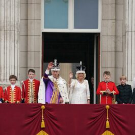 Regele Charles alături de Regina Camilla și Familai Regală la Balconul Palatului Buckingham