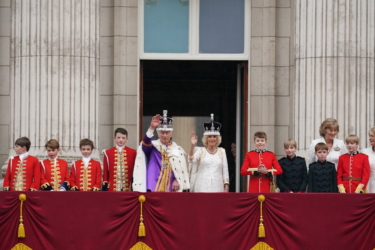 Regele Charles alături de Regina Camilla și Familai Regală la Balconul Palatului Buckingham