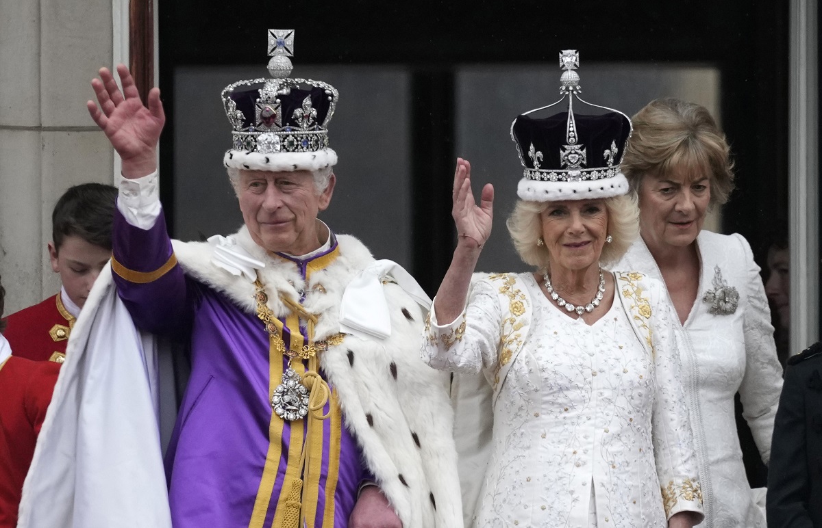 Regele Charles al III-lea alături de Regina Camilla în timp ce salută mulțimea de la balconul Palatului Buckingham