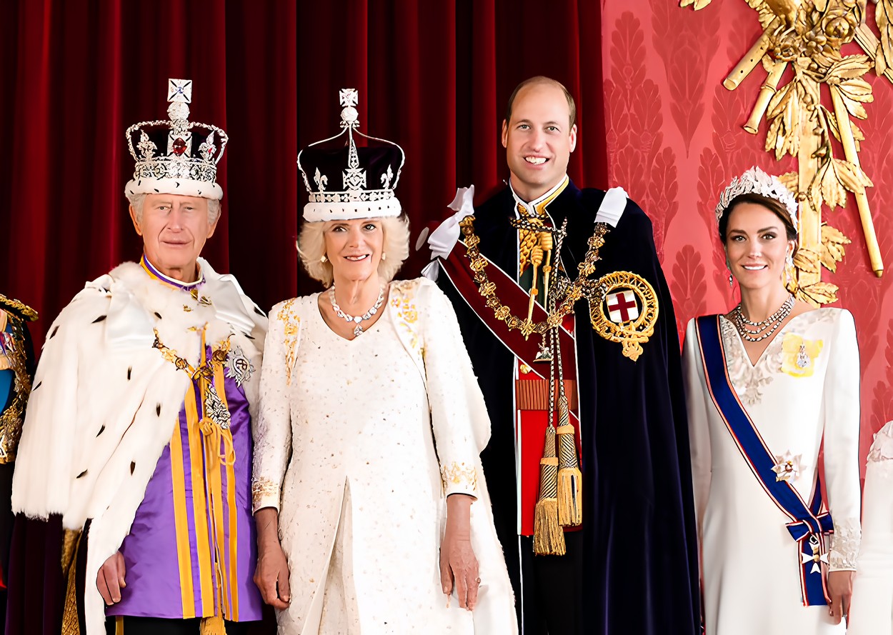 Regele și Regina Camilla, altături de Prințul și Prințesa de Wales, într-un portret oficial după încoronare