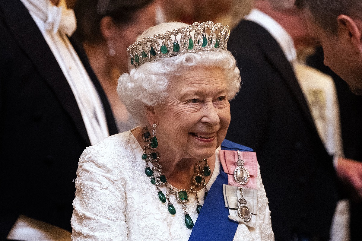 Regina Elisabeta în timpul unui dineu regal din 2019
