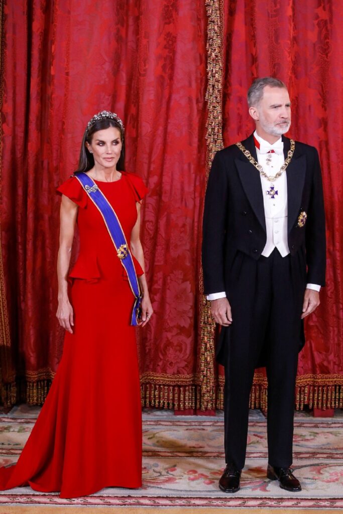 Regina Letizia într-o rochie roșie alături de Regele Felipe al Spaniei