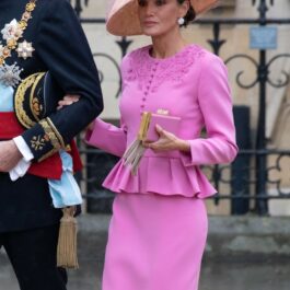 Regina Letizia a purtat un set roz la încoronarea Regelui Charles