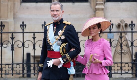 Regina Letizia a avut o apariție elegantă la încoronarea Regelui Charles al III-lea. Majestatea Sa a fost însoțită de Regele Felipe