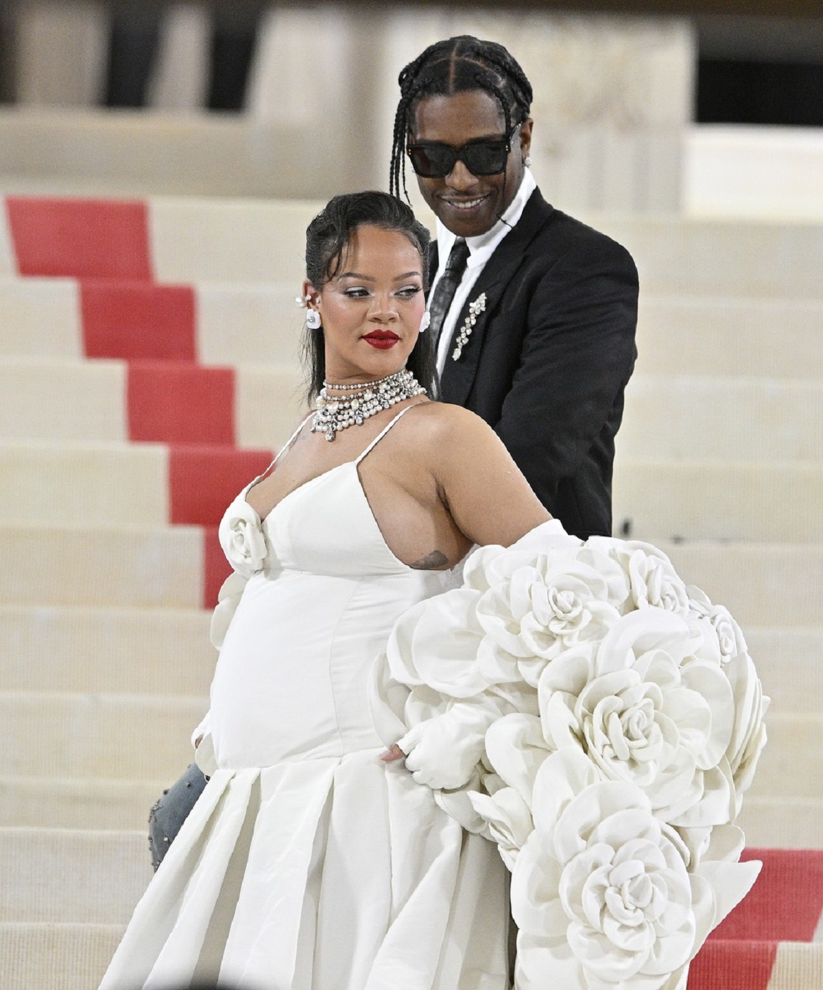 Rihanna și A$AP Rocky pe covorul roșu de la Met Gala 2023