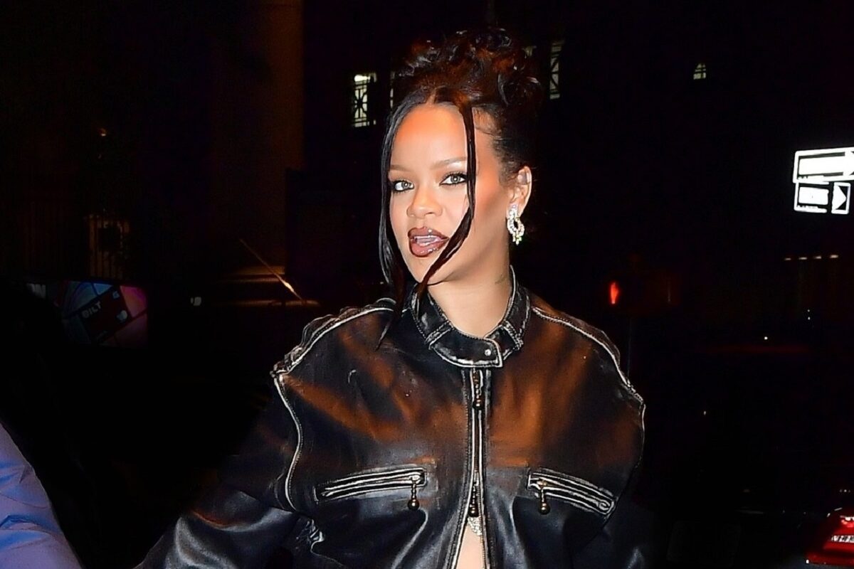 Portret cu Rihanna într-un palton din piele și cu părul prins într-un coc