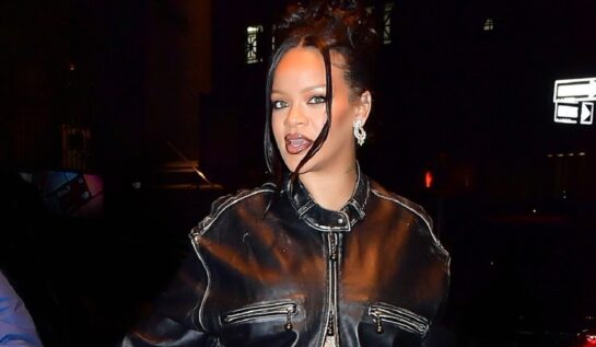 Rihanna a avut o apariție excentrică pe străzile din New York. Cântăreața și-a lăsat la vedere burtica de gravidă