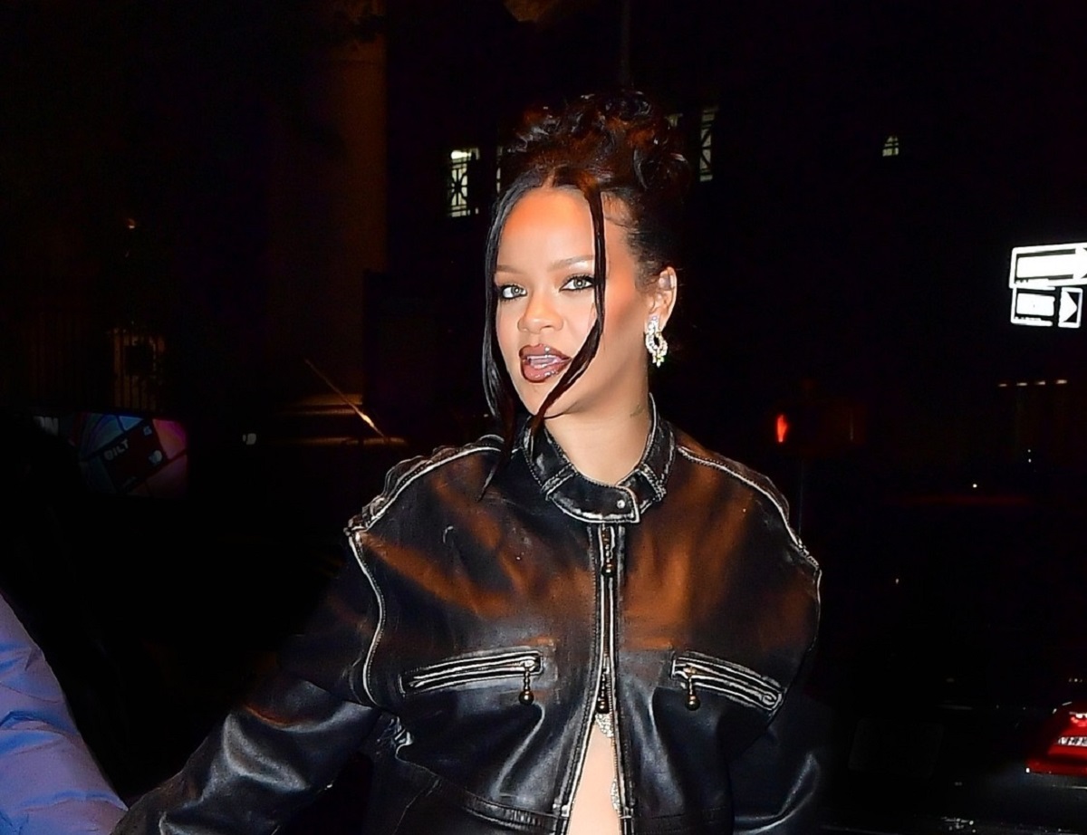 Portret cu Rihanna într-un palton din piele și cu părul prins într-un coc