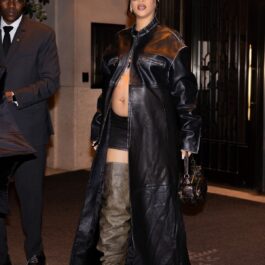 Rihanna într-un palton din piele, o fustă scurtă neagră și o pereche de cizme peste genunchi