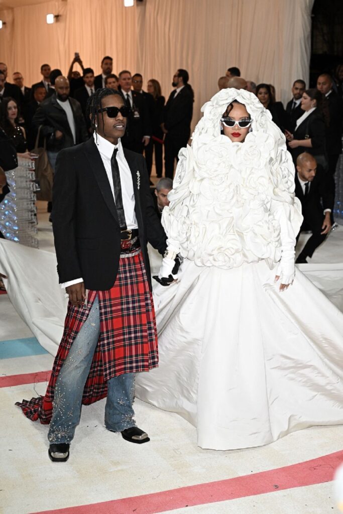 Rihanna și A$AP Rocky pozând împreună pe covorul roșu de la Met Gala 2023