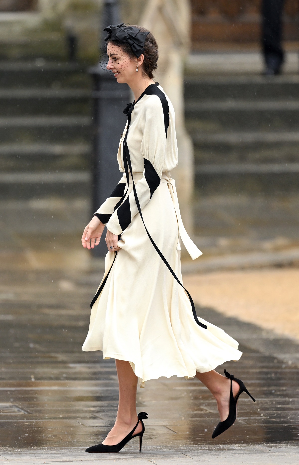 Rose Hanbury, într-o rochie albă, la încoronarea Regelui Charles al III-lea