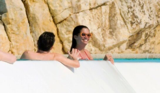 Sara Sampaio și-a etalat silueta într-un costum de baie roșu în timp ce s-a relaxat lângă piscina unui hotel. Vedeta se află într-o vacanță la Cannes