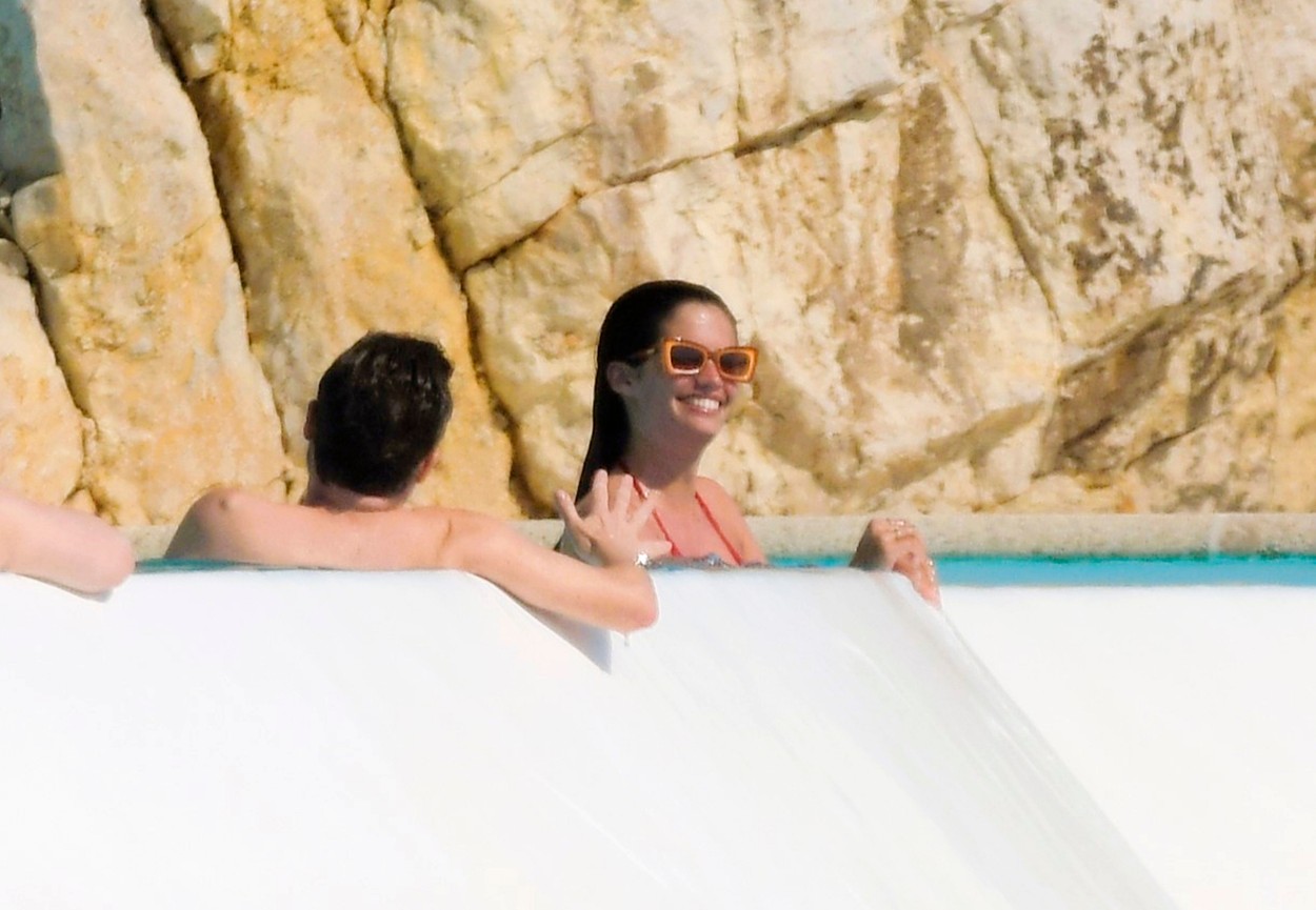 Sara Sampaio, cu o pereche de ochelari de soare, pe marginea piscinei