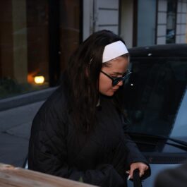 Selena Gomez într-o ținută all black în timp ce pleacă din Paris