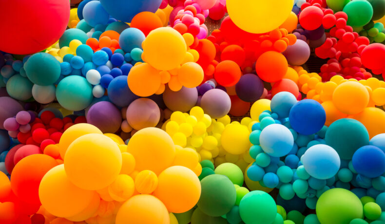 Mai multe culori reprezentate pe o mulțime de baloane