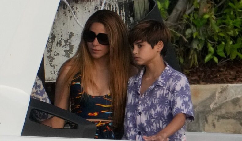 Shakira alături de fiul său, Milan, în Miami pe o barcă