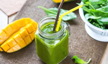 Un smoothie cu spanac, mango și fructul pasiunii care are beneficii antiinflamatoare