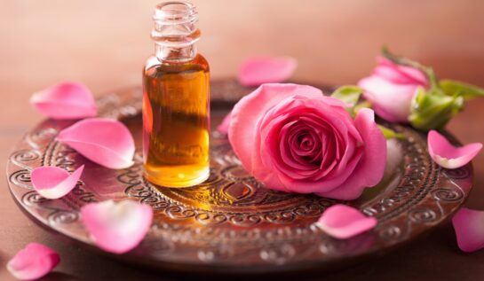 Proprietățile benefice ale uleiului din petale de trandafiri. Cum îl poți folosi pentru piele