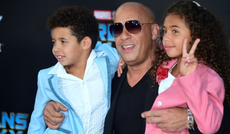 Vin Diesel în timă ce își ține în brațe doi dintre copii, pe Hania și Vincent