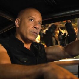 Vin Diesel într-o scenă din Fast X în timp ce conduce o mașină