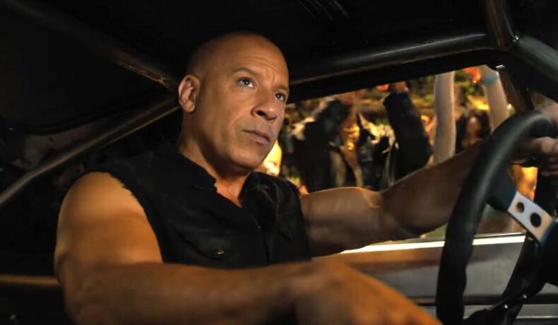 Vin Diesel într-o scenă din Fast X în timp ce conduce o mașină