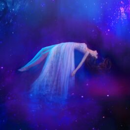 O femeie îmbrăcată în zână care plutește în Univers