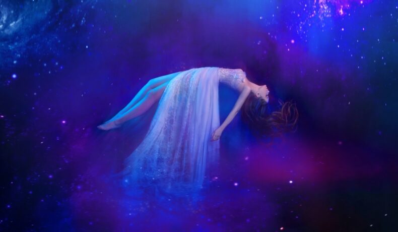 O femeie îmbrăcată în zână care plutește în Univers