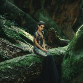 O femeie frumoasă care stă într-o pădure pentru a ilustrauna dintre cele trei zodii care se simt singure în grupurile de prieteni